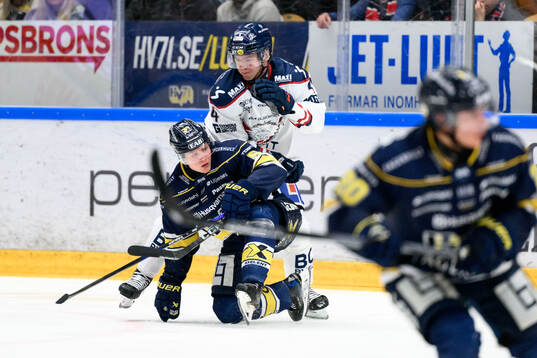 HV71s Victor Sjöholm och Linköpings Oscar Lawner