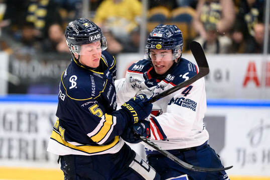 HV71s Victor Sjöholm och Linköpings Oscar Lawner