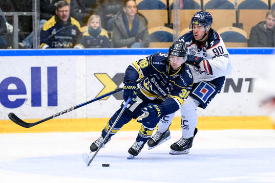 HV71s Olle Alsing och Linköpings Lance Bouma