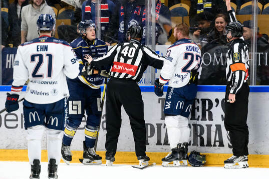 HV71s Tommi Tikka och Linköpings Robin Kovacs