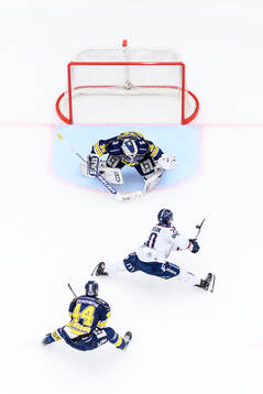 HV71s målvakt Olof Glifford och Hugo Fransson mot