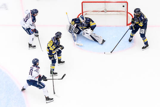 Linköpings Johan Johnsson gör 1-1 bakom målvakt Olof