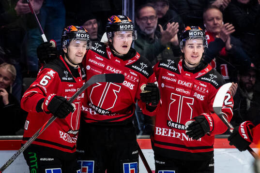 Örebros Milton Oscarson jublar vid 2-3 med Örebros Filip