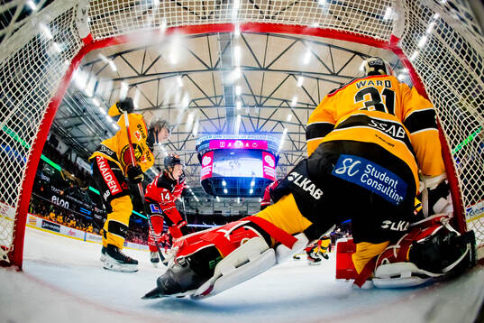 Örebros Liam Danielsson och Luleås målvakt Matteus Ward