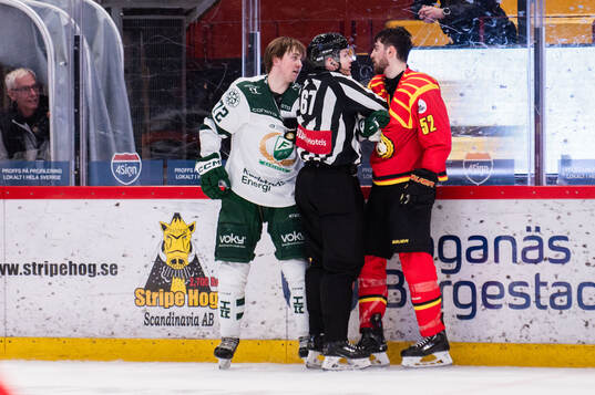 Färjestads Stian Solberg och Brynäs Jack Kopacka i bråk