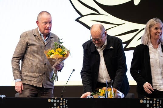 Mötessekreterare Anders Segerblom får blommor