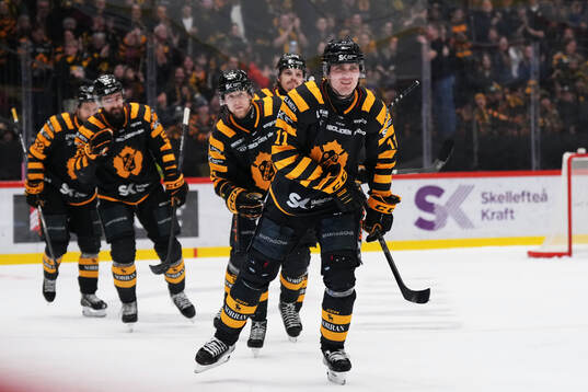 Skellefteås Max Lindholm jublar