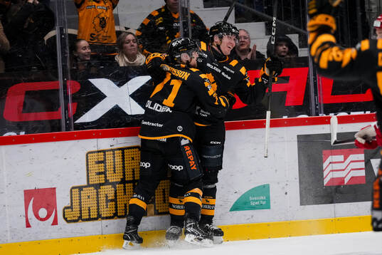 Skellefteås Jonathan Davidsson och Max Lindholm jublar