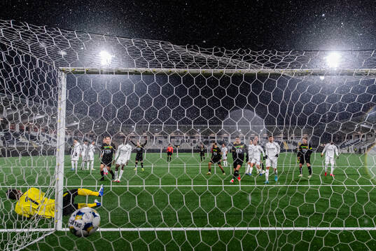 GAIS Gustav Lundgren (ej i bild) gör 0-2 bakom Utsiktens målvakt Oliver Gustafsson