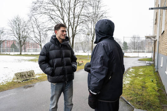 Elfsborgs Besfort Zeneli pratar med en släkting