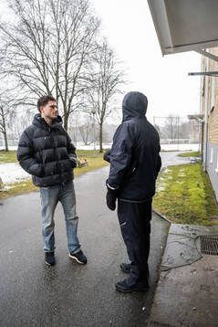 Elfsborgs Besfort Zeneli pratar med en släkting