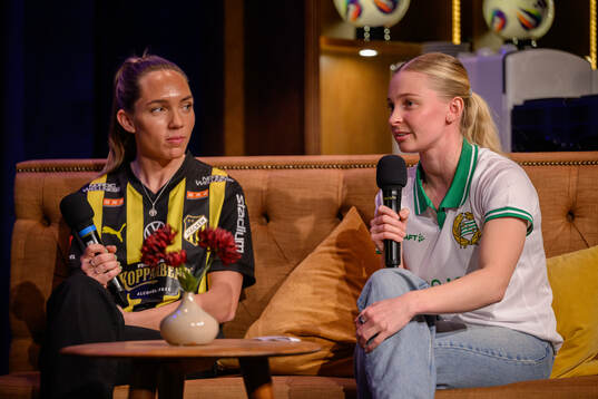 Häckens Elin Rubensson och Hammarbys Emelie Joramo intervjuvas på scen