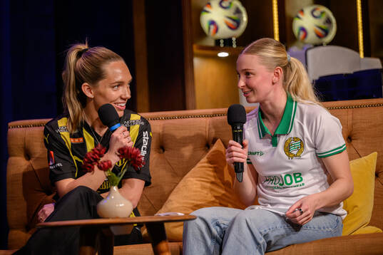 Häckens Elin Rubensson och Hammarbys Emelie Joramo intervjuvas på scen