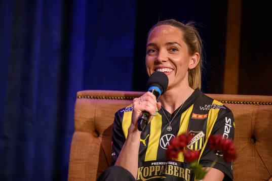Häckens Elin Rubensson intervjuvas på scen