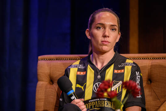 Häckens Elin Rubensson intervjuvas på scen