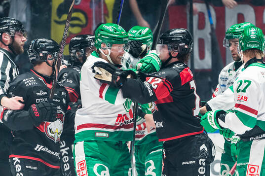 Rögles Ludvig Claesson och Malmö Redhawks Linus Öberg