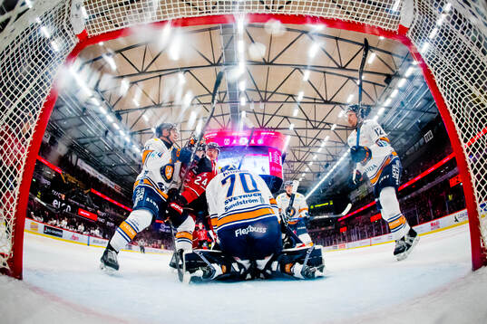 Örebros Hannes Björninen och Växjös målvakt Adam Åhman