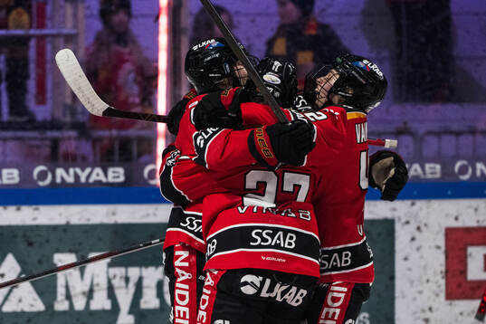 Luleås Sarah Bujold jublar med lagkamrater