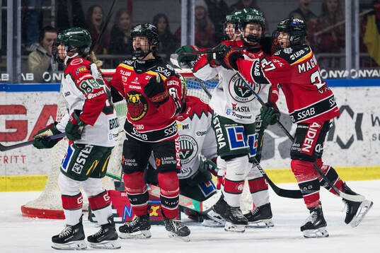 Luleås Sarah Bujold och Jaycee Magwood jublar
