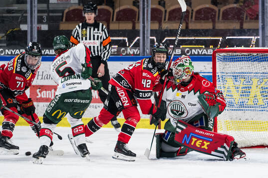 Luleås Viivi Vainikka och Frölundas målvakt Stephanie