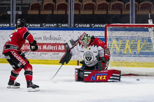 Luleås Petra Nieminen och Frölundas målvakt Stephanie