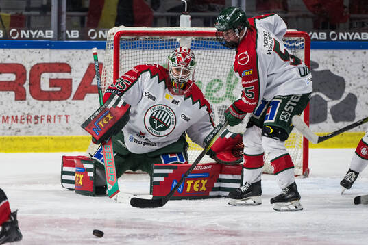 Frölundas målvakt Stephanie Neatby och Nathalie Lidman