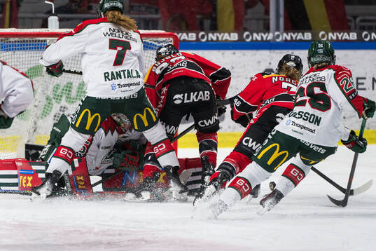 Frölundas målvakt Stephanie Neatby och Luleås Sarah