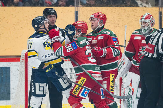 HV71s Isac Brännström och Modos Sebastian Ohlsson