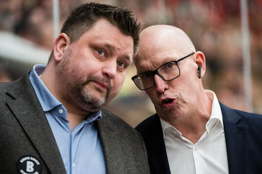 Modos tränare Mattias Karlin och assisterande tränare