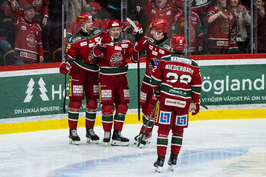 Modos Mikkel Aagaard jublar med lagkamrater