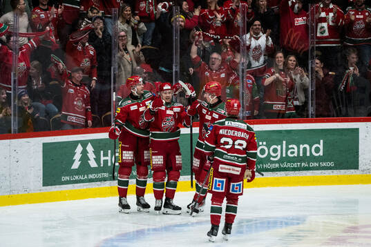 Modos Mikkel Aagaard jublar med lagkamrater