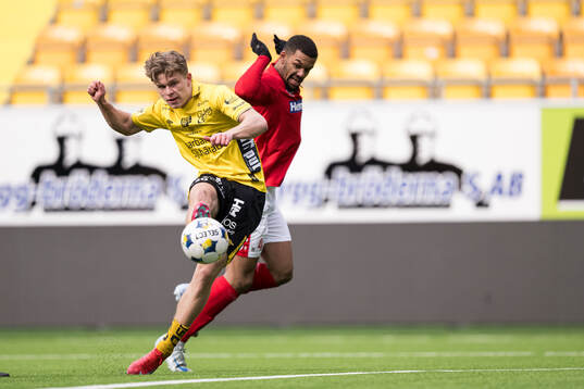 Elfsborgs Gottfrid Rapp och Degerfors Leon Hien
