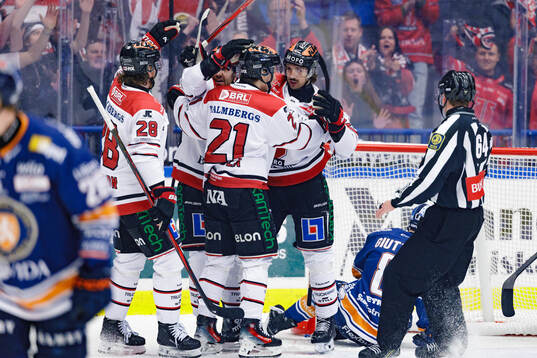 Örebros Patrik Puistola och Hannes Björninen jublar