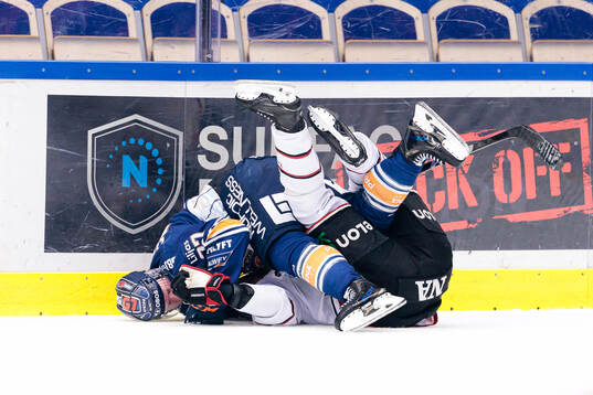 Gruff mellan Växjös Brian Cooper och Örebros Hannes