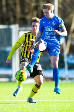 Älmhults Wilhelm Willseus och Hässleholms Kasper Månsson i träningsmatchen mellan IFK Hässleholm och Älmhults IF i Sösdala 15 mars 2025.
