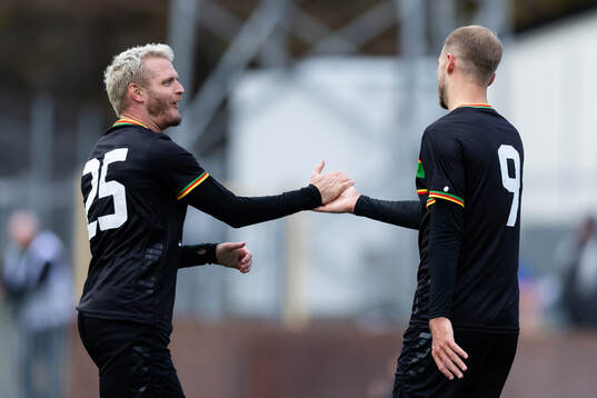 GAIS Gustav Lundgren jublar efter 1-1 ihop med Jonas Lindberg