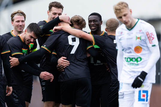 GAIS Gustav Lundgren jublar med lagkamrater efter 1-1