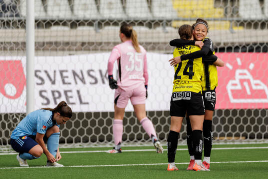 Häckens Felicia Schröder och Tabby Tindell jublar efter 2-0