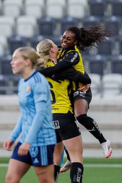 Häckens Alexandra Larsson och Monica Jusu Bah jublar efter 3-1