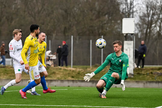 Helsingborgs Johan Brattberg räddning på skott av Falkenbergs Leonardo Farah Shahin