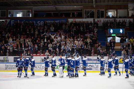 Karlskogas spelare jublar  kvartsfinal ett i
