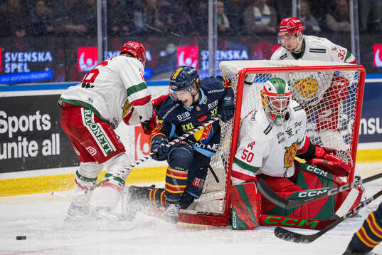 Moras Ludvig Markman och målvakt Topias Leinonen mot