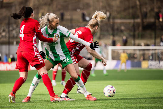 Hammarbys Ellen Wangerheim i kamp med Piteås Josefin Johansson och Maggy Henschler