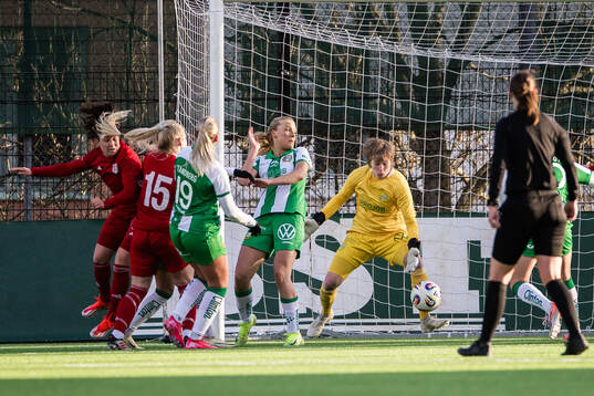 Piteås Maggy Henschler i kamp med Hammarbys målvakt Moa Edrud, Smilla Holmberg och Stina Lennartsson i samband med Piteås 3-1 mål av Sharon Sampson (ej i bild)
