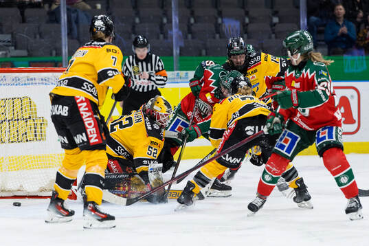 Frölundas Nathalie Lidman gör 3-1 bakom Luleås målvakt