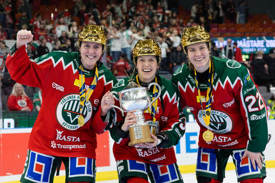 Hanna Olsson, Michelle Karvinen och Andrea Dalen jublar med