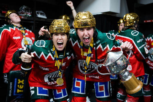 Frölundas Michelle Karvinen och Hanna Olsson jubla