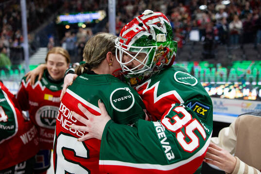 Frölundas Emilia Bergeby Hallbeck och målvakt Stephanie