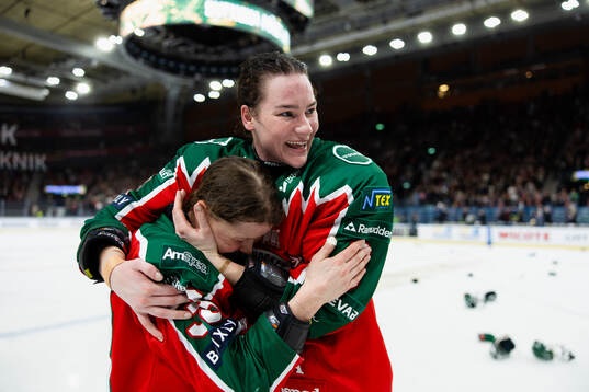 Frölundas Michelle Karvinen jublar ihop med Alva Johnsson