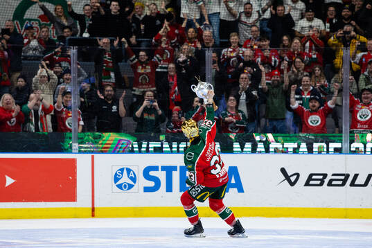 Frölundas Michelle Karvinen jublar med pokalen